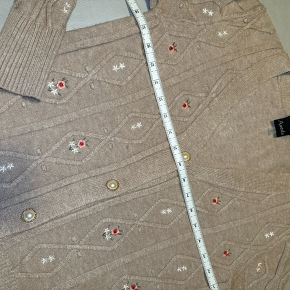 Aaeda Cottagecore Grandma Fairy Romantic Pearl Button Embroidered Small Cardigan - Picture 3 of 6